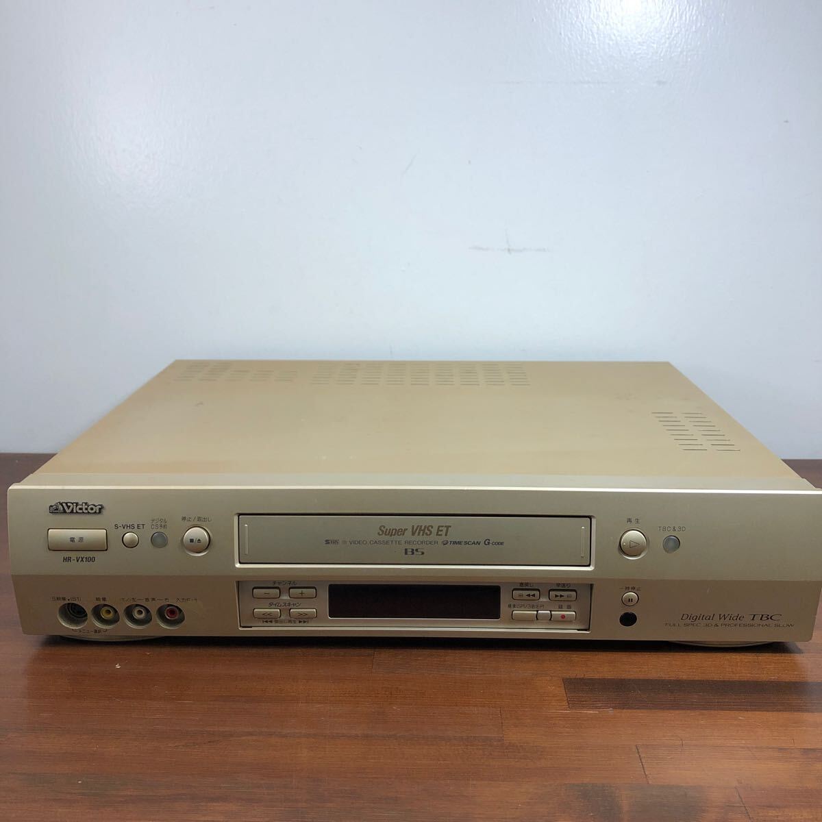 中古】 Victor ビクター|S-VHS ビデオデッキ HR-V100 BS内蔵 中古】 Victor ビクター|S-VHS ビデオデッキ HR-V100 BS内蔵