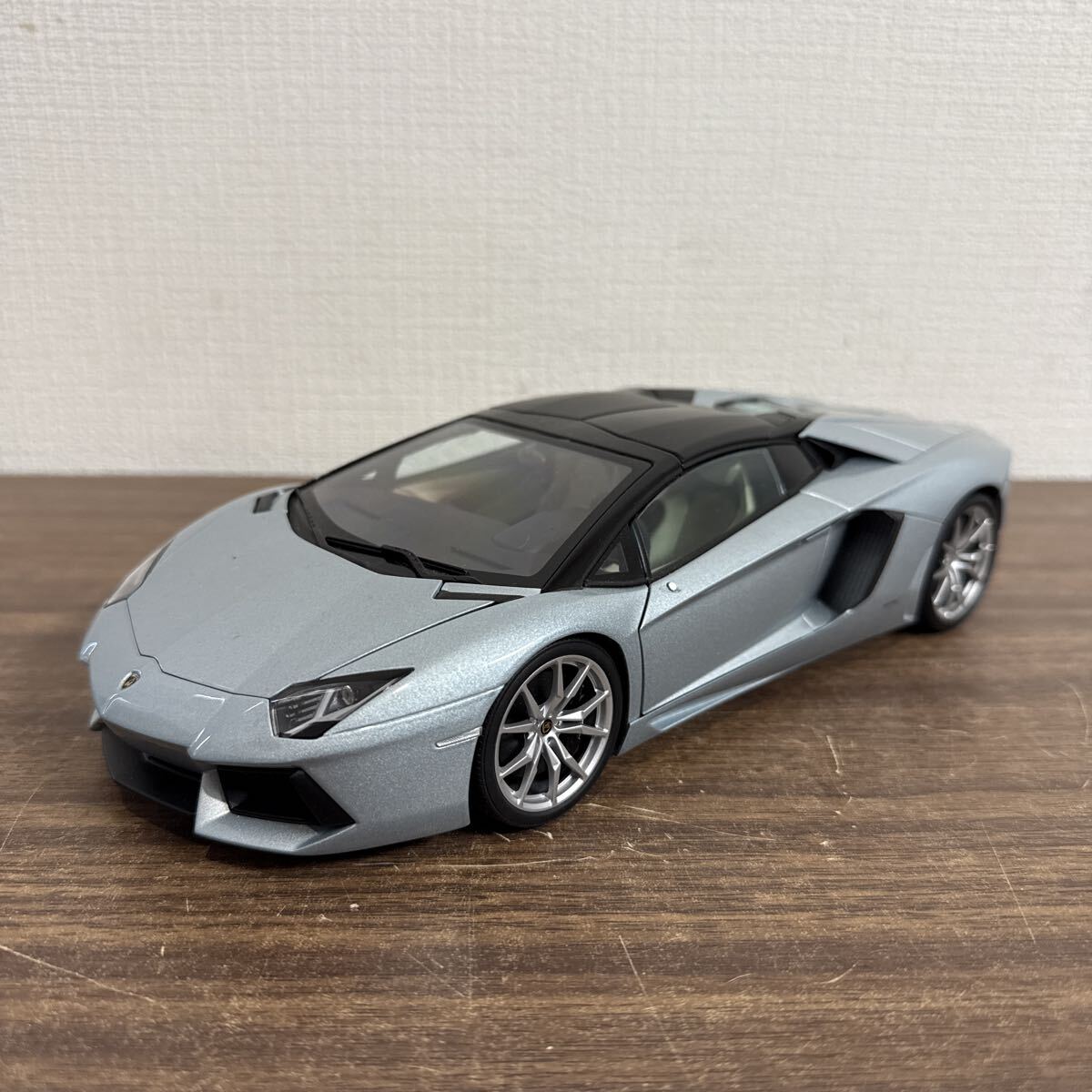 Lamborghini Aventador LP700-4 Gris Métallisé 1/18 Motormax