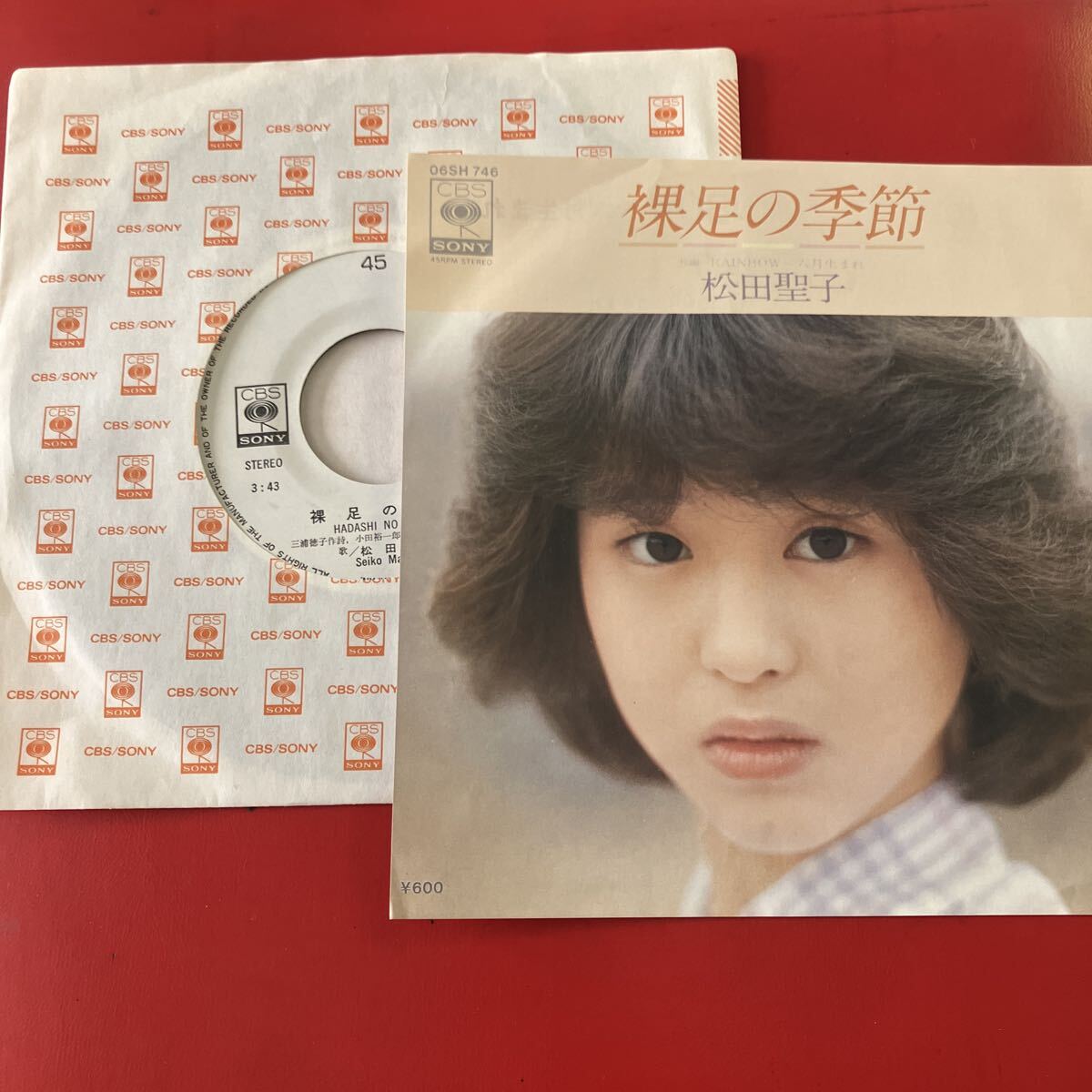 松田聖子 デビュー曲 「裸足の季節」 シングルレコード 直筆サイン入り