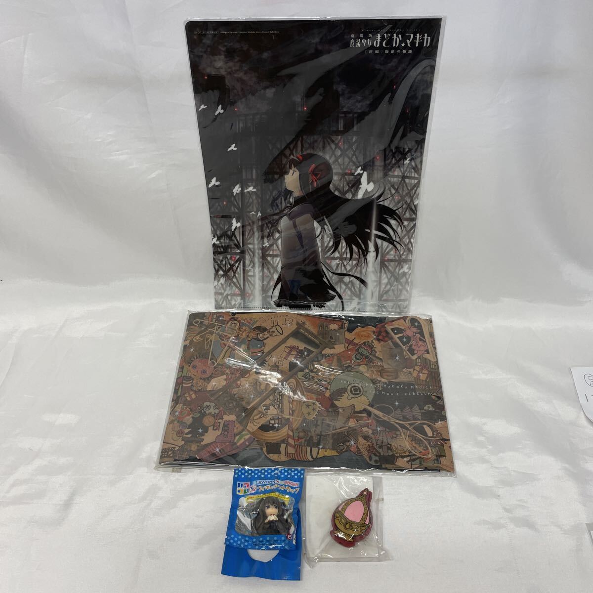 新品】ユーリ【スケーターを縛るイヤホンコードホルダー2種】オムニ社