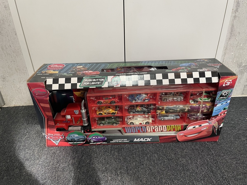 新品】□ディズニーストア カーズ 初代マックトレーラー ＆カーズ