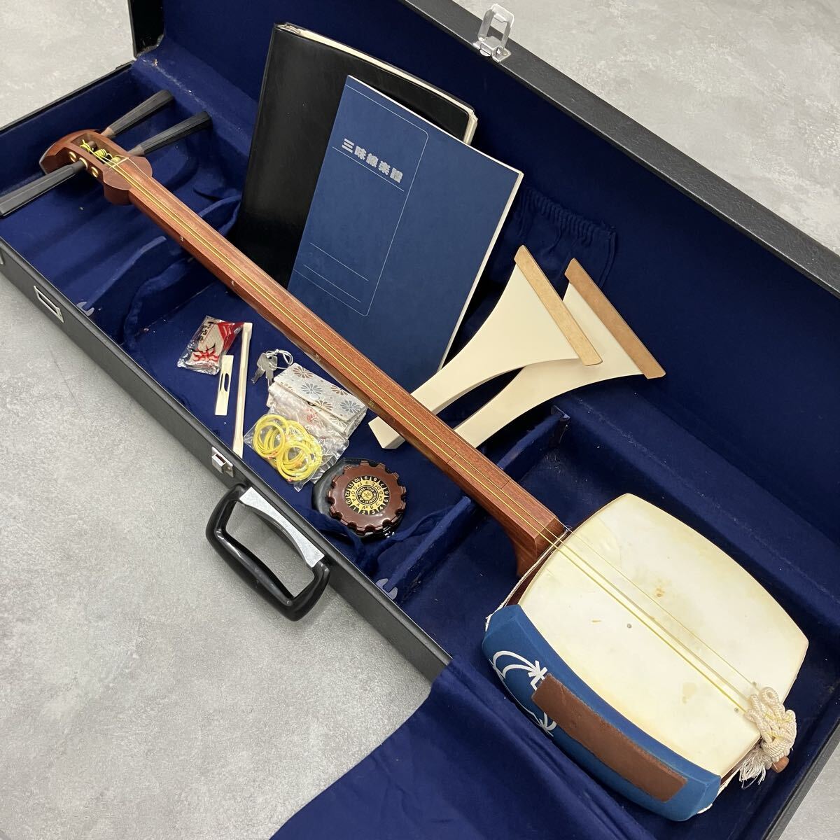 三線 ジャンク品 (一本糸切れ) 沖縄三味線 沖縄楽器 ケース つき 楽器・機材 三線 ジャンク品 (一本糸切れ) 沖縄三味線 沖縄楽器 ケース