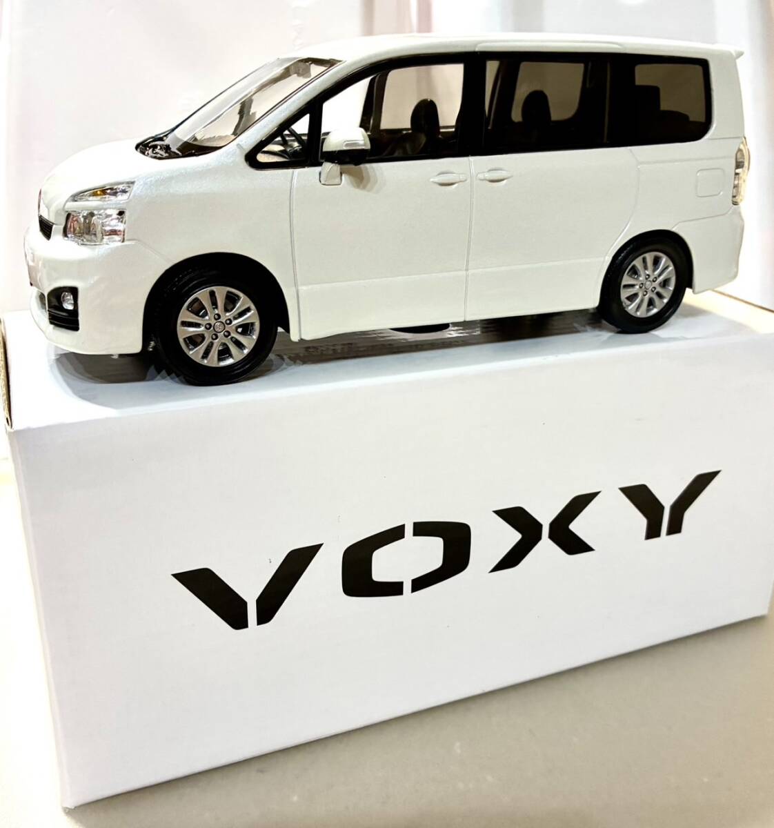 新品】1/24 トヨタ VOXY ヴォクシー ミニカー カラーサンプル 70系