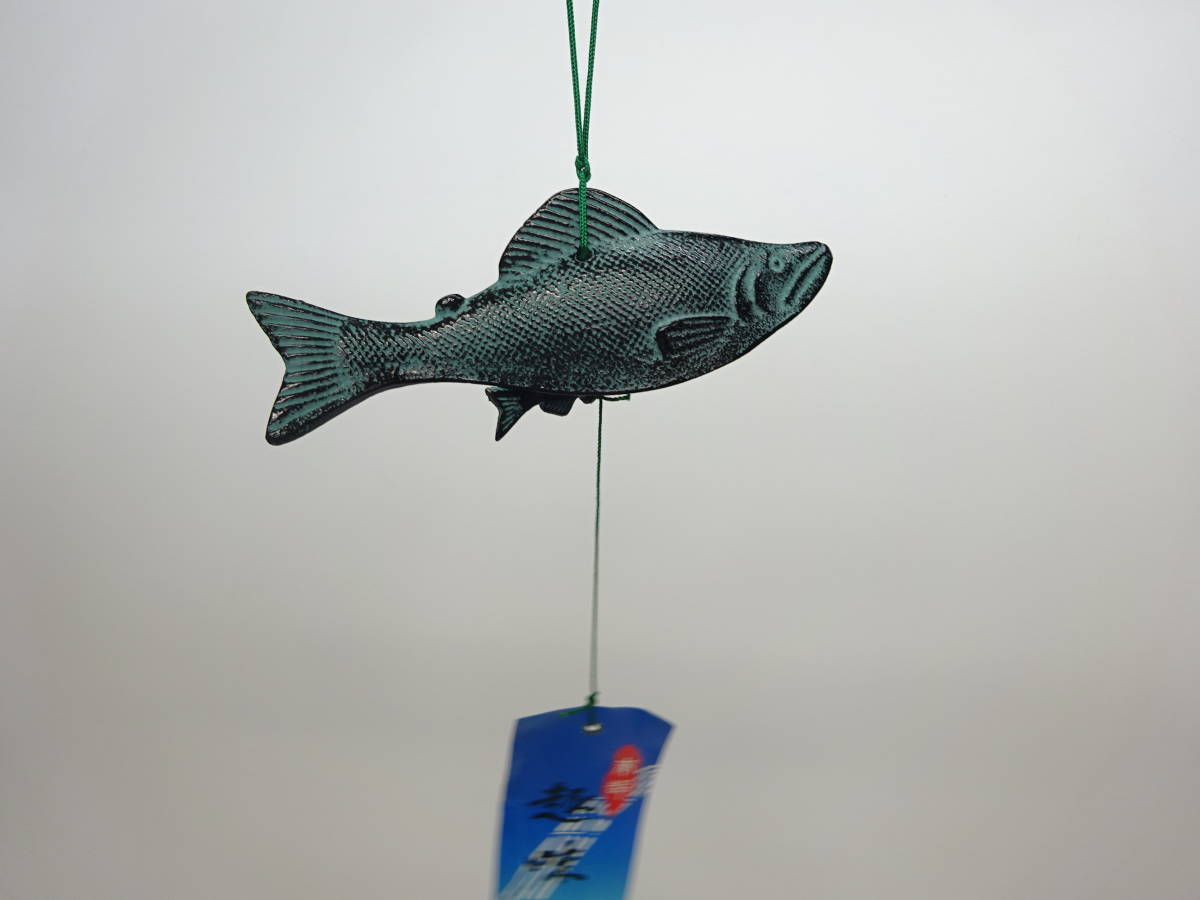 青い魚の形の陶器製風鈴 青い魚の形の陶器製風鈴