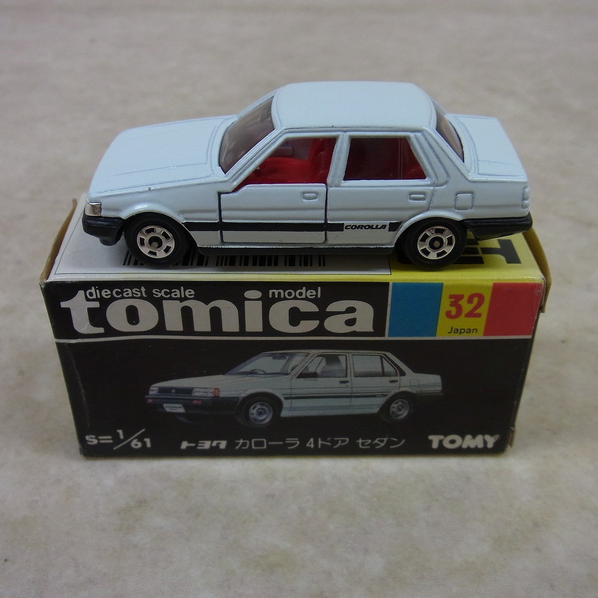 トミカ 黒箱 32 トヨタ カローラ 4ドアセダン 絶版トミカ 黒箱32