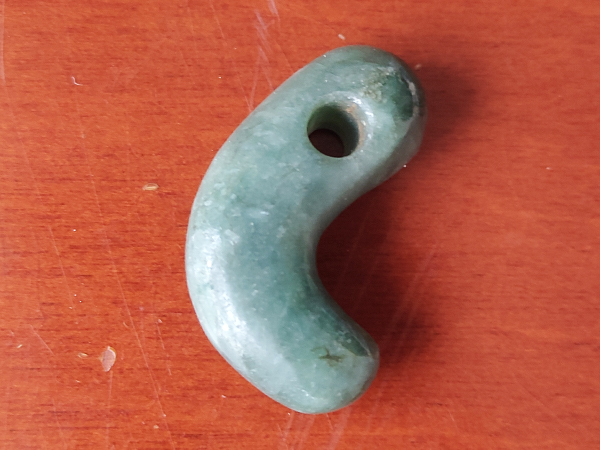 骨董品 古墳期糸魚川産の勾玉 骨董品 古墳期糸魚川産の勾玉 武藤玄功 糸魚川産本翡翠『弥栄