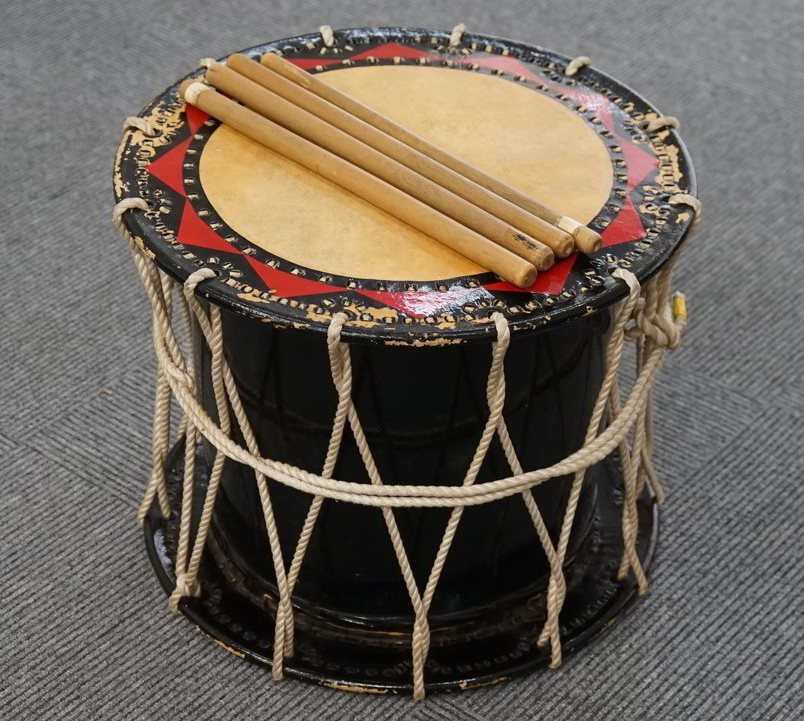 さんさ踊り太鼓・バチ金具襷（たすき）付き さんさ踊り太鼓・バチ金具襷（たすき）付き - メルカリ