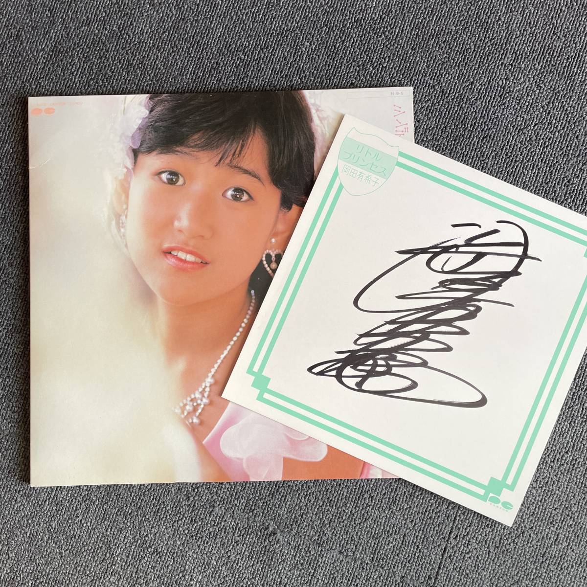 岡田有希子 サイン色紙 イラスト入り Yahoo!オークション - レア 岡田有希子 直筆サイン色紙 イラスト