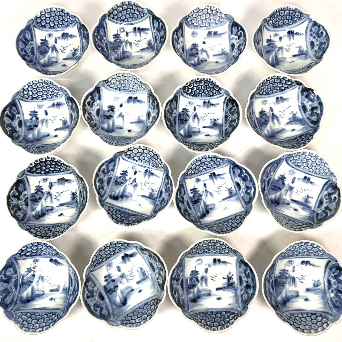 伊万里焼　三つ足　金彩　染付　山水画 伊万里焼 三つ足 金彩 染付 山水画