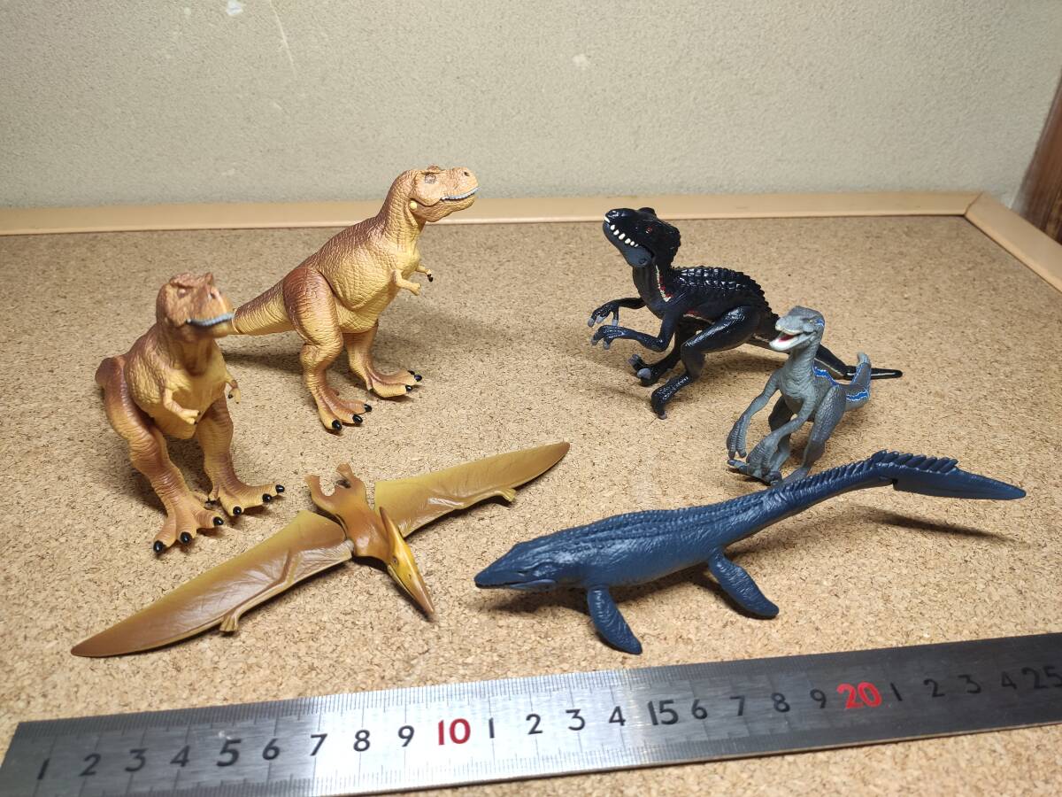 新品未開封‼️ジュラシック ワールド ブルー 小さい フィギュア 