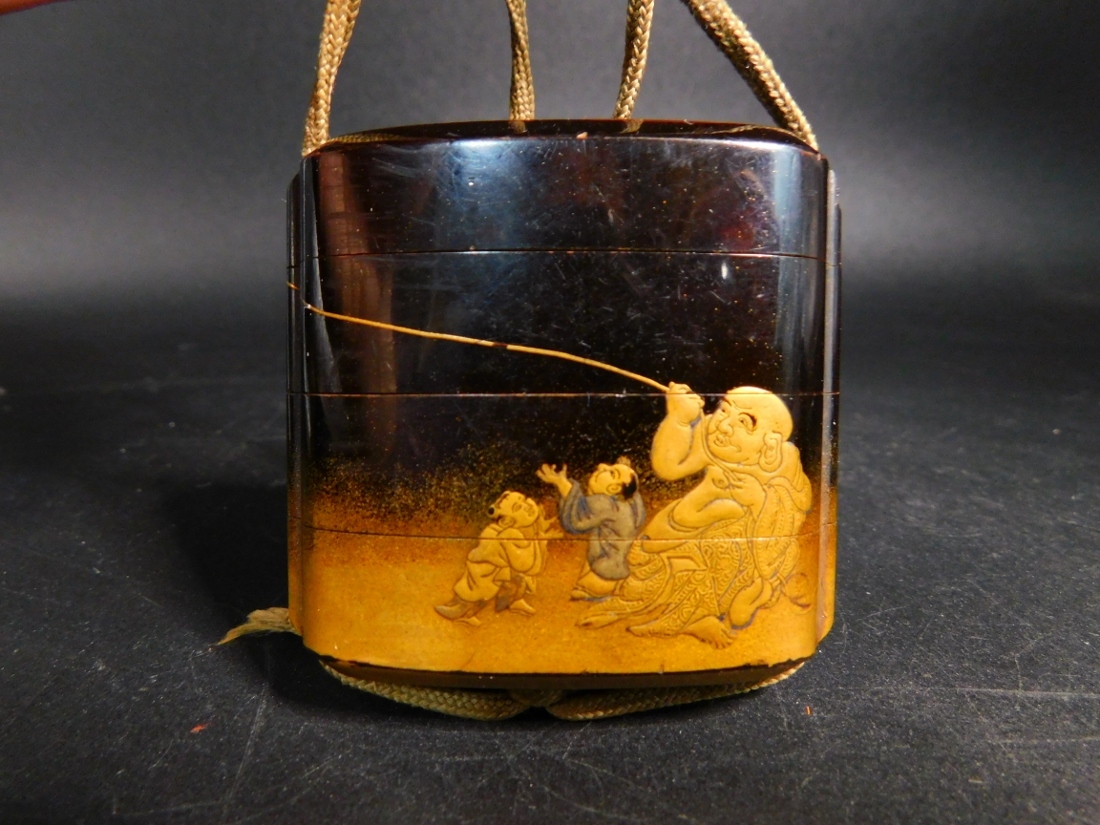 中古】□絶品 時代物 根付、狼の牙作り朱.黒漆塗根付、緒締め玉 印籠