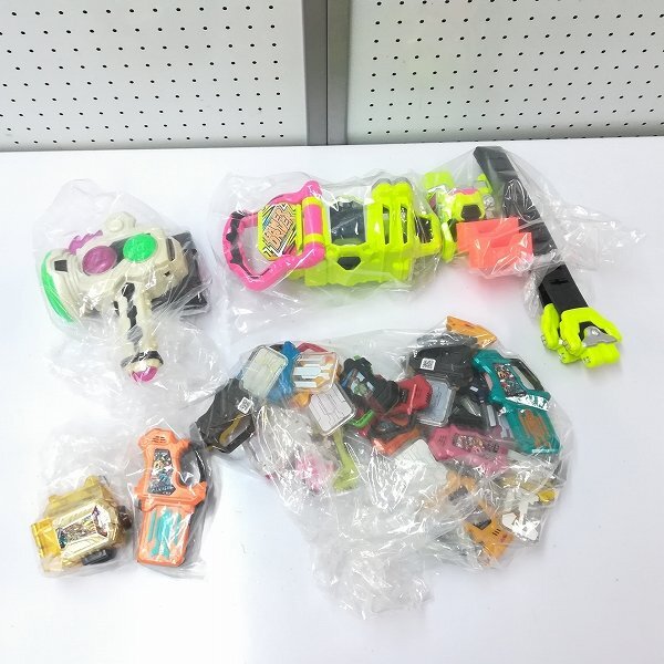 新品】☆新品☆限定☆仮面ライダー エグゼイド イラスト 缶バッジ 宝生