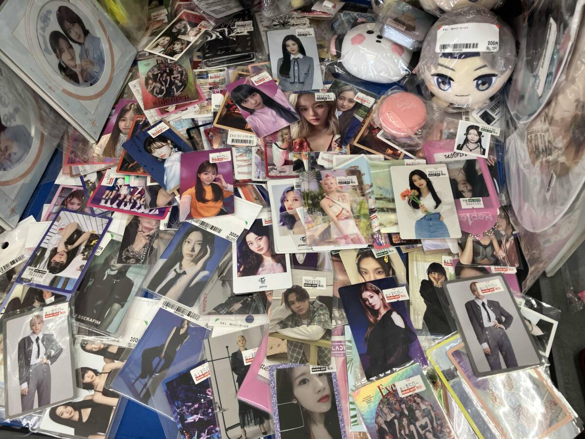 【まとめ売り】TWICE アルバム大量＋トレカ付き｜直筆サイン入りあり｜バラ売り 新品】TWICE☆全員直筆サイン入り☆MORE&MOREトレカ 1セットの落札情報