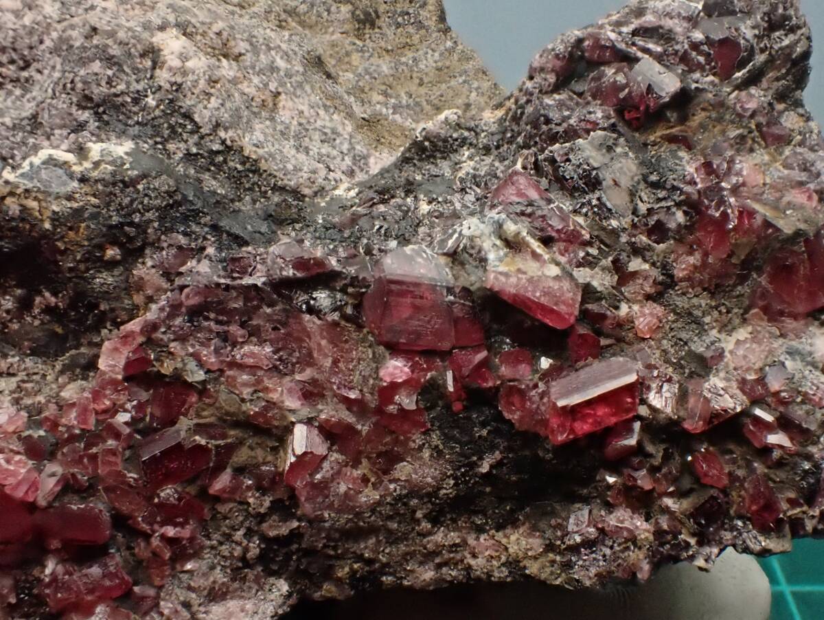 国産鉱物標本 田口鉱山 パイロクスマンガン Pyroxmangite パイマン
