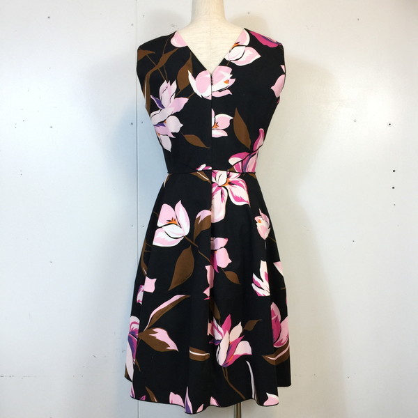 新品同様✨サルヴァトーレフェラガモ 切替ぺプラムワンピース 花柄 シルク42 Salvatore Ferragamo] サルヴァトーレフェラガモ /シルクドレス