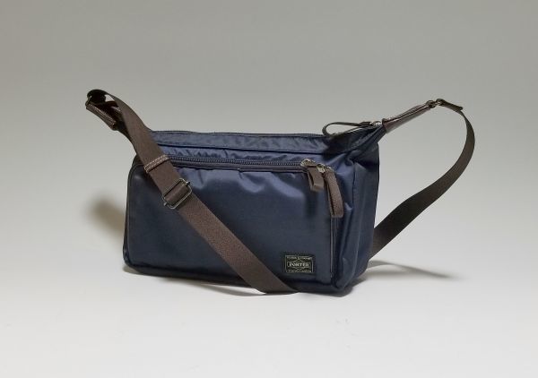 美品 Porter ポーター ショルダーバッグ ナイロン ネイビー フラッシュ ボディバッグ R055 の落札情報詳細 ヤフオク落札価格情報 オークフリー スマートフォン版
