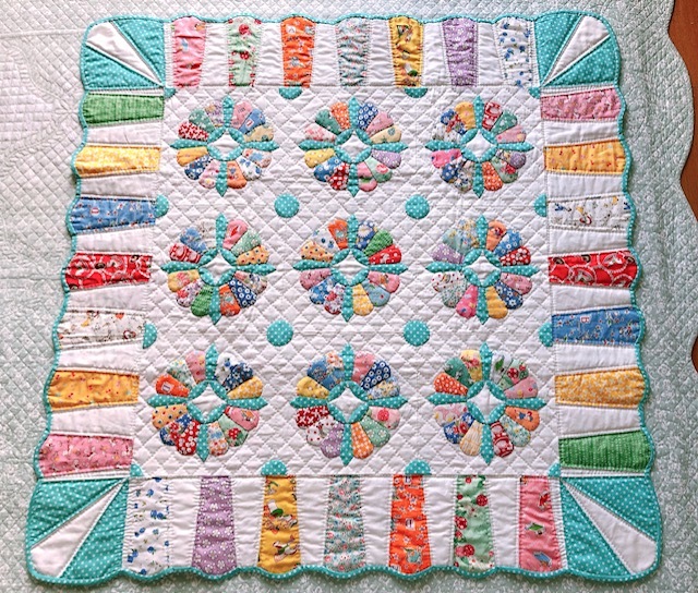 ☆ハンドメイド パッチワークキルト ファンシードレスデンの