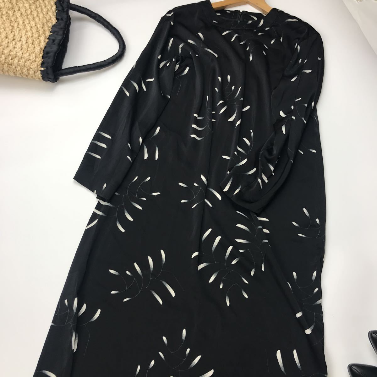 Uniqlo ユニクロ ポリエステル ウレタン 花柄 背中ファスナー入 長袖ロングワンピース サイズs 黒 白 No 3105 の落札情報詳細 ヤフオク落札価格情報 オークフリー スマートフォン版