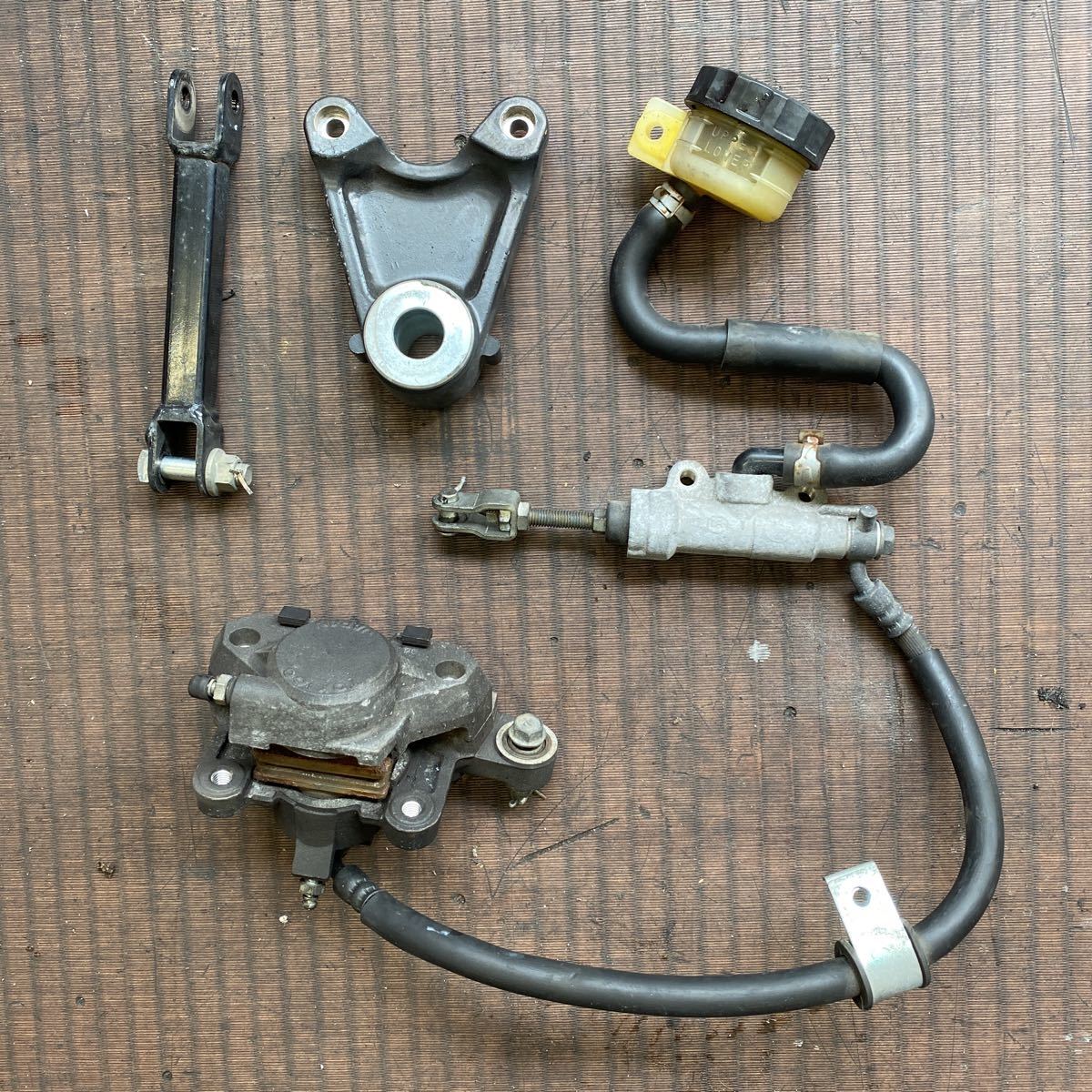 ZRX1200ダエグ用純正リアブレーキキャリパー、サポート付き 【公式通販】