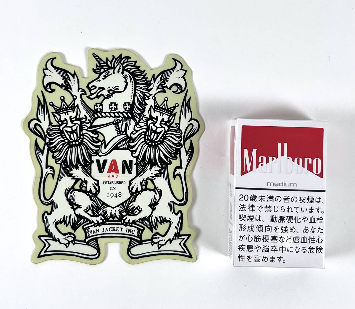 VANJACKETの看板VANの象徴とも言える、向獅子の看板です。