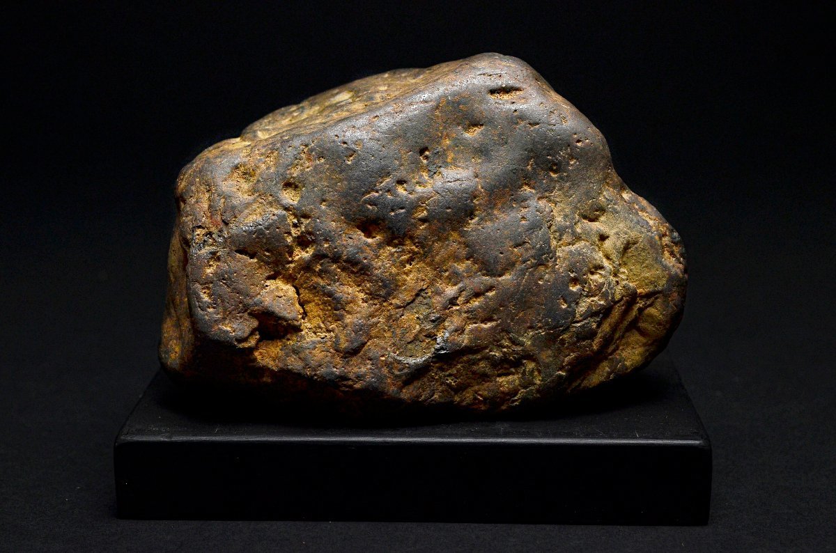 やや傷や汚れあり】【YB】新疆発掘 鉄隕石 重量2.9kg 木製台・本物保証