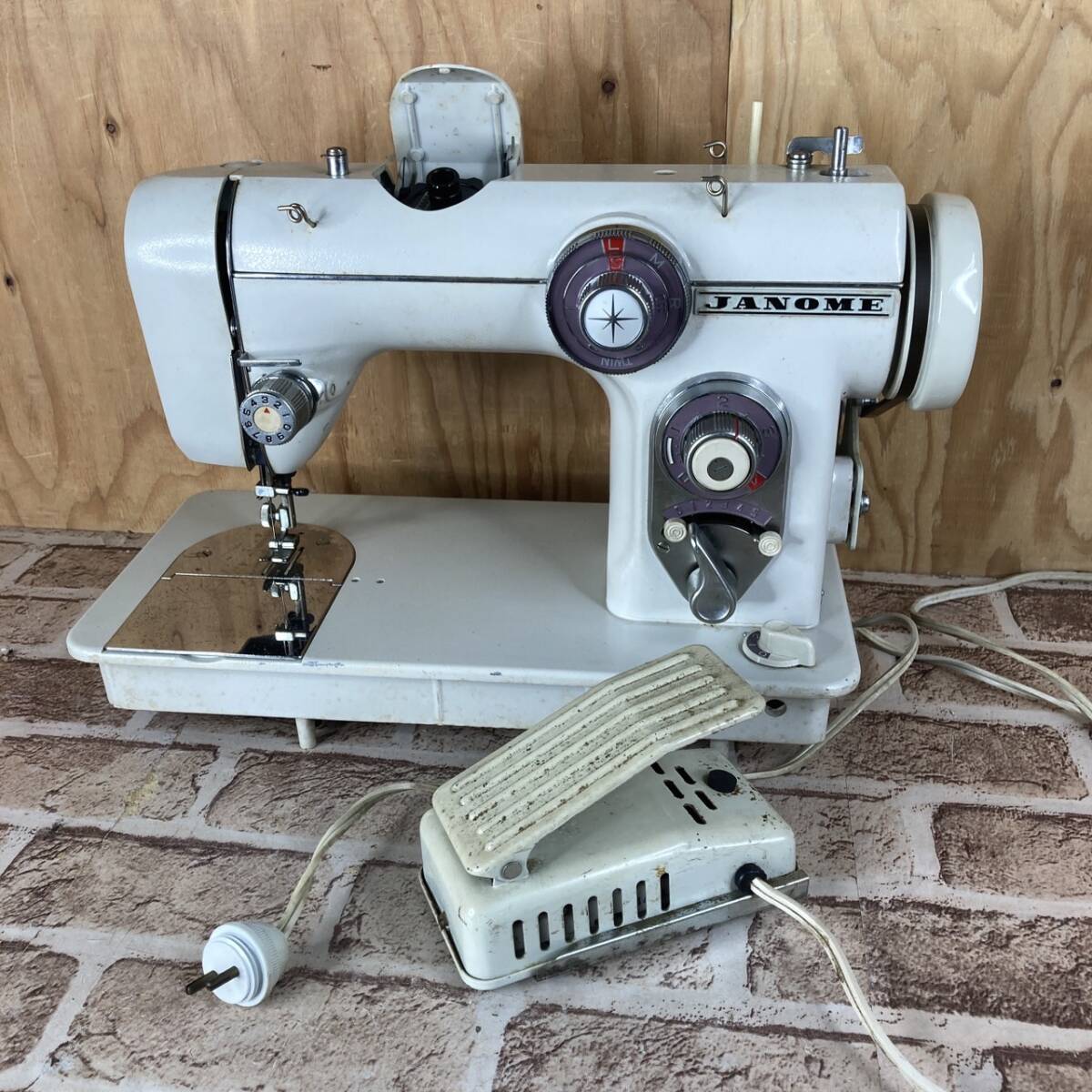 【傷や汚れあり】[2267]ジャノメ ミシン 672型 JANOME SEWING MOTOR TYPE M105の落札情報詳細