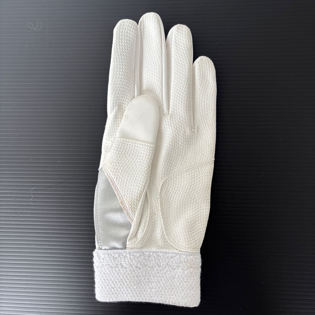 嶋基宏選手　実使用バッティンググローブ 楽天 ヤクルト 嶋基宏 実使用バッティンググローブ 支給品の落札