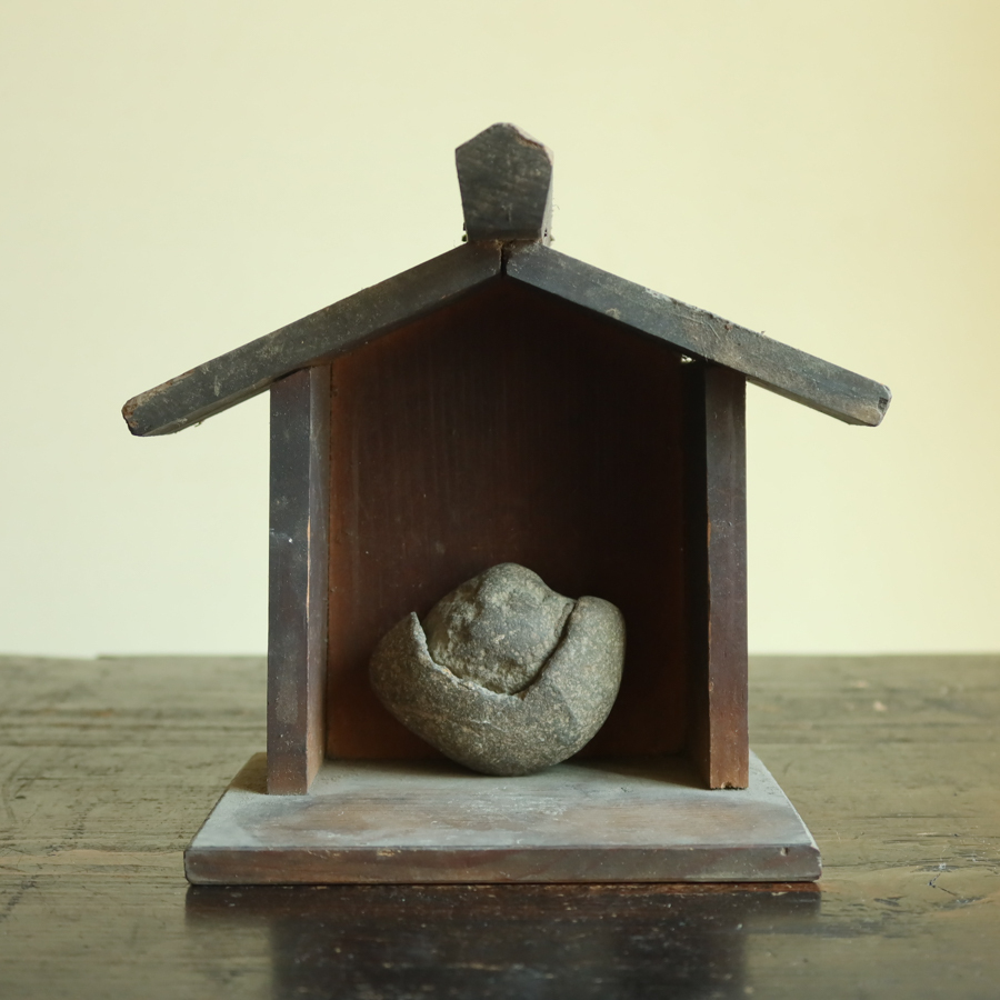 【A1】縄文時代神聖呪具★伝新潟県岩船郡朝日村周辺出土★片面風化極上古玉製★磨製石斧古代石器勾玉★検出土器土偶祭祀具法具仏像原石根付 なんだ、コレは！」 信濃川流域の火焔型土器と雪国の文化 構成文化財