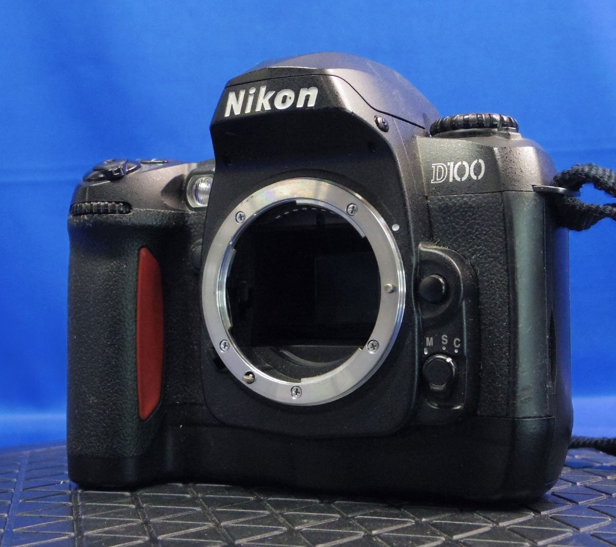 ジャンク扱い バッテリー無し Nikon デジタル一眼レフカメラ D100 ニコン カメラ 一眼レフ Fマウント ブラック ボディ 写真 撮影 K120111の1番目の画像