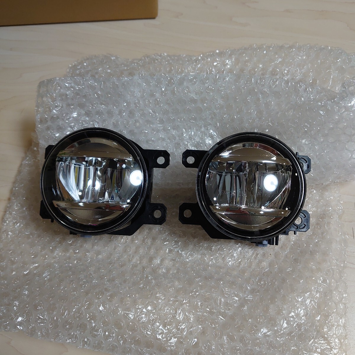 新車外し 超美品 スバルSK9フォレスター純正フォグランプカバー