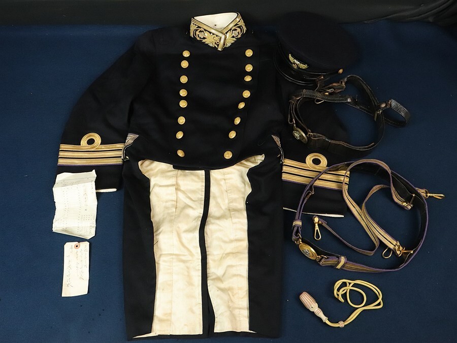 中古】日本軍 海軍 大礼服 正装 蔵出し品 軍服 帽子 ベルト トランク入