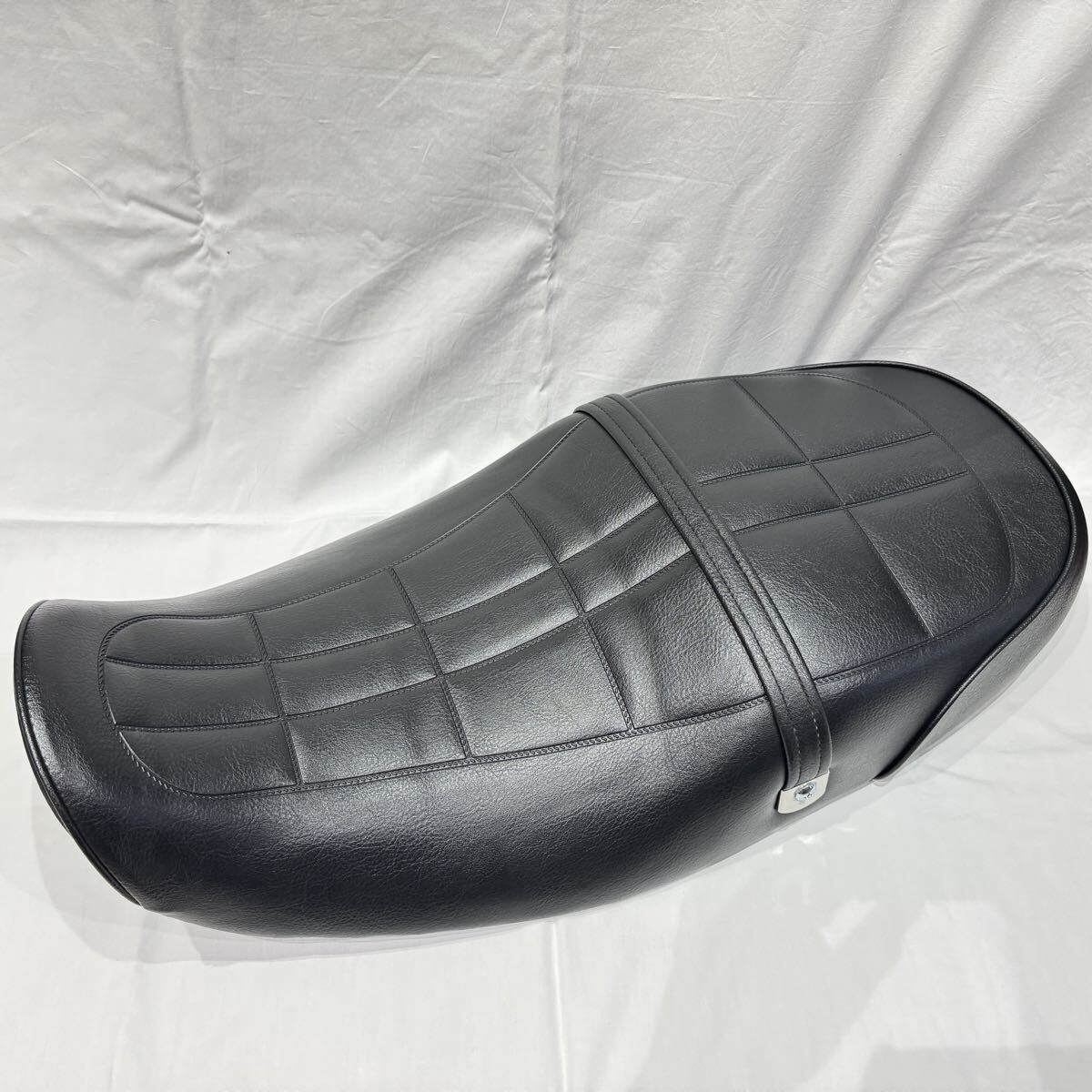 Kawasakiロゴ入り ゼファー1100/RS用 タックロールシート ベルト付きの