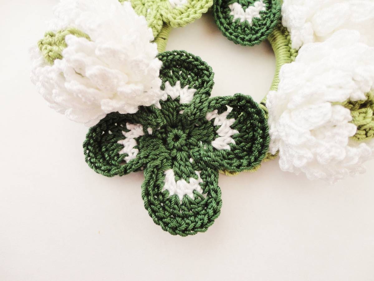激安通販専門店 立体感がゴージャスなシロツメクサとクローバーのヘアゴム レース編み ハンドメイド 四葉 再販 12 A6 Www Everyeventguide Com