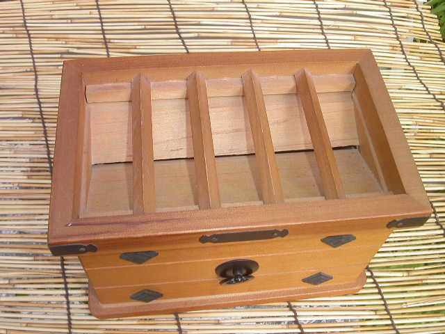 オンラインショップ レトロな賽銭箱です 雑貨 Www Cescor It