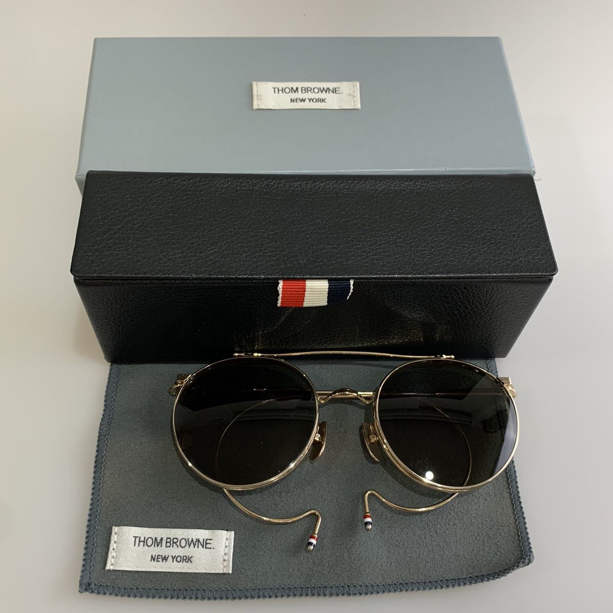 THOM BROWNE トムブラウン TB-002B-T-52 極美品 ゴールド THOM BROWNE トムブラウン TB-002B-T-52 極美品 ゴールド - メルカリ
