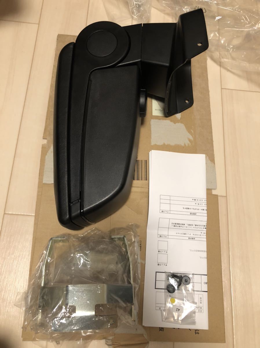 美品 マツダ 純正OP デミオ MAZDA2 DJ系 アームレスト 2WD用 D09V-V0