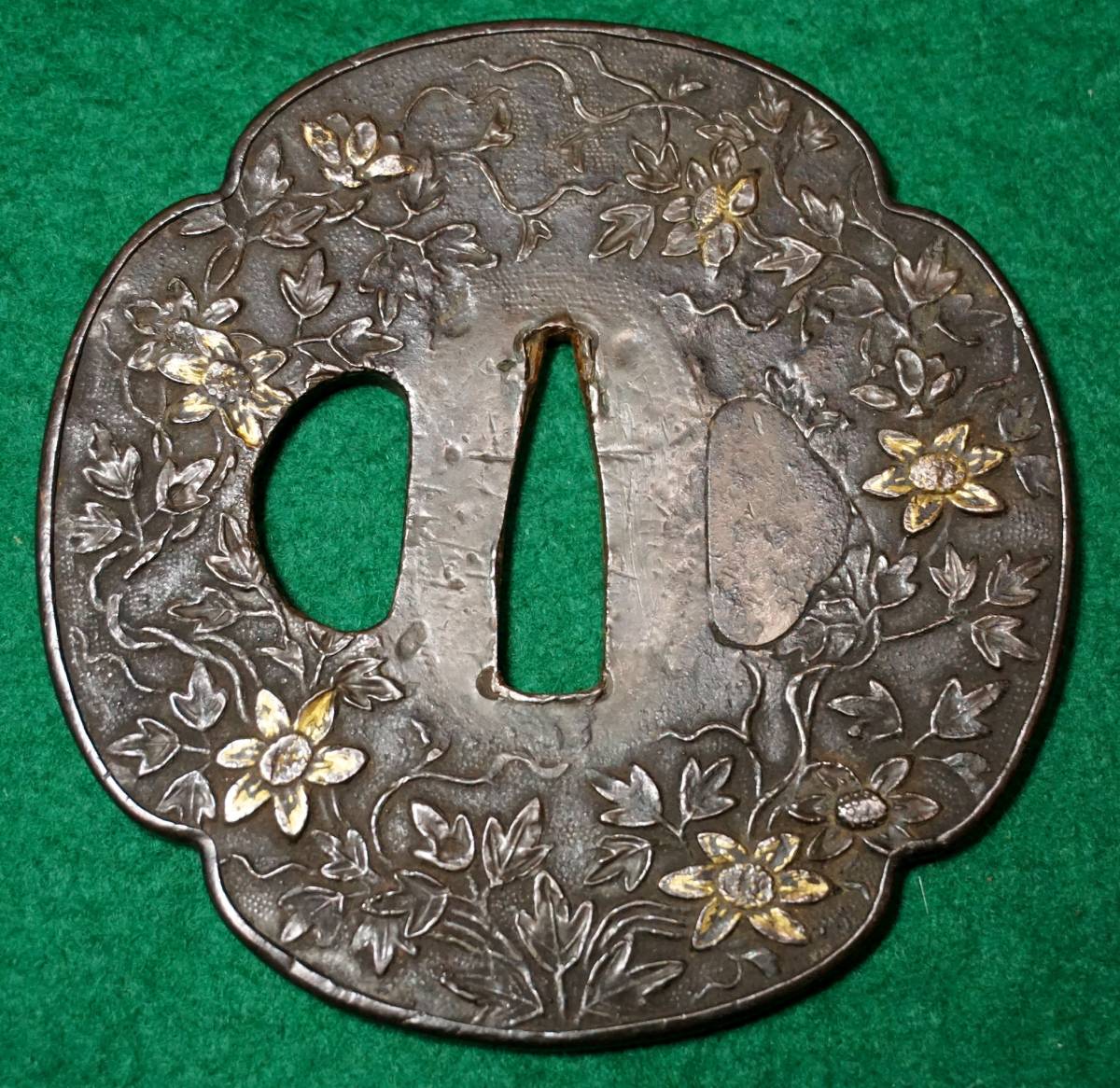 美濃鐔　銅魚子地木瓜形花車図鐔　高肉彫　毛彫　象嵌色絵　片櫃孔　金魚子地覆輪 美濃鐔 銅魚子地木瓜形花車図鐔 高肉彫 毛彫 象嵌色絵 片櫃孔