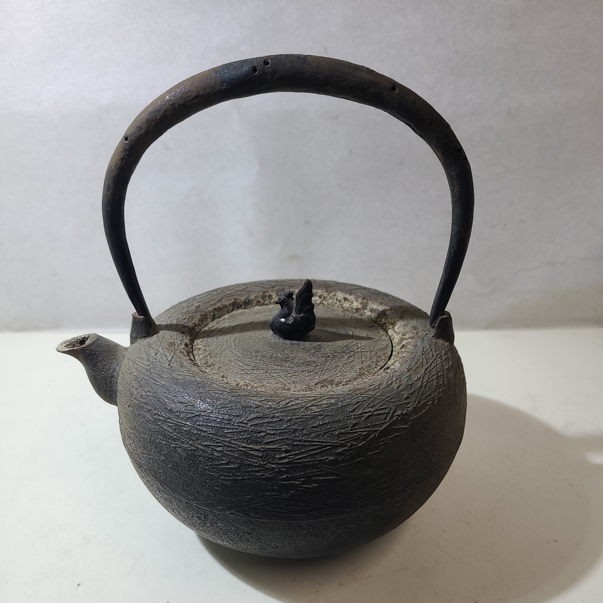 未使用　南部鉄器　鉄瓶　茶道具　及川栄喜　刷毛目紋鴛鴦摘平丸形鉄瓶　約1.6L 未使用南部鉄器鉄瓶茶道具及川栄喜刷毛目紋鴛鴦摘平丸形鉄瓶約1.6L