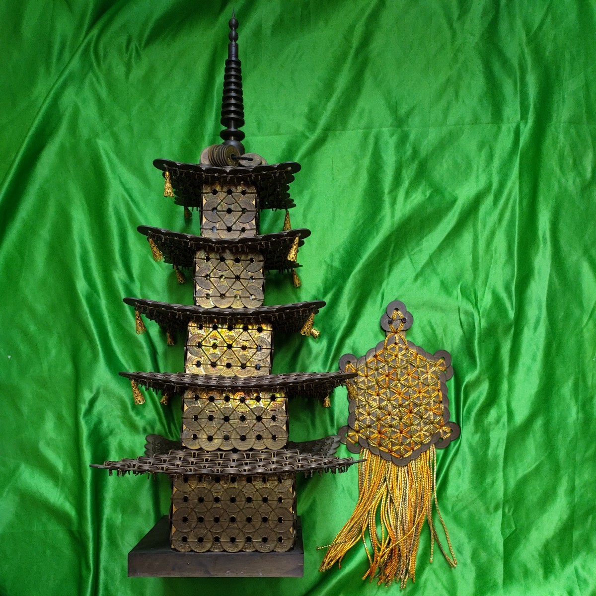 金色 五重塔 置物 約30cm 5円玉で作った金色の五重塔』置物 五円玉使用/約800