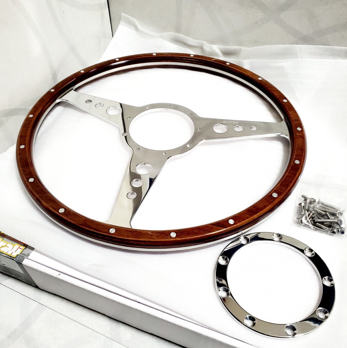 amigoui ITALY ウッドステアリング 当時モノ　モモ　ナルディ amigoui ITALY ウッドステアリング 当時モノ モモ ナルディ