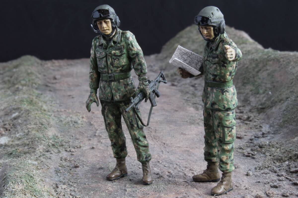 【未使用】タミヤ 1/35 陸上自衛隊 JGSDF 下車戦闘(偵察)中の90式戦車の乗員と地点を示す戦車長 計2名 迷彩服2型 完成品の落札 ...