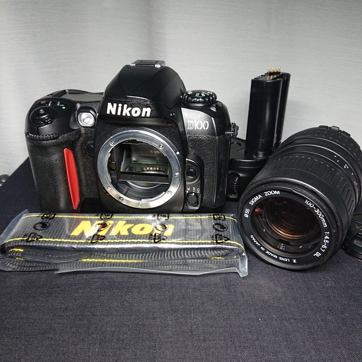 ニコン Nikon D100 デジタル一眼レフ ボディ，グリップ， (オマケ有り)の1番目の画像