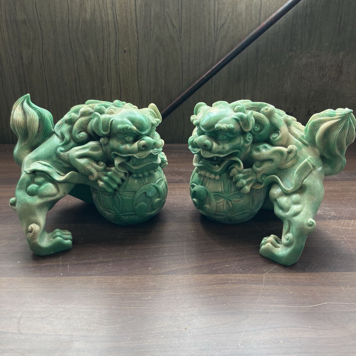 ト打】九谷焼 八栄窯 シーサー 金彩色絵玉乗獅子 2点セット 須栄義造