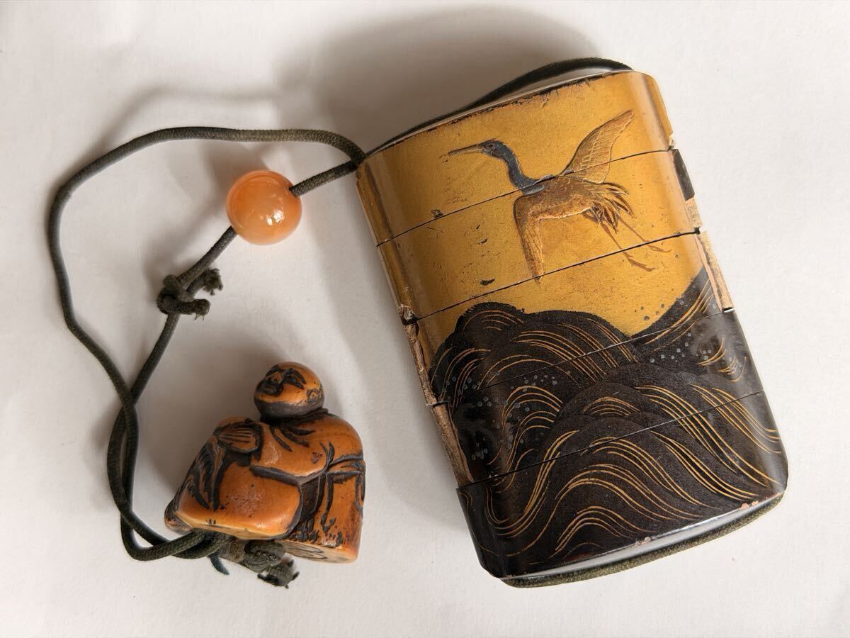 中古】□絶品 時代物 根付、狼の牙作り朱.黒漆塗根付、緒締め玉 印籠
