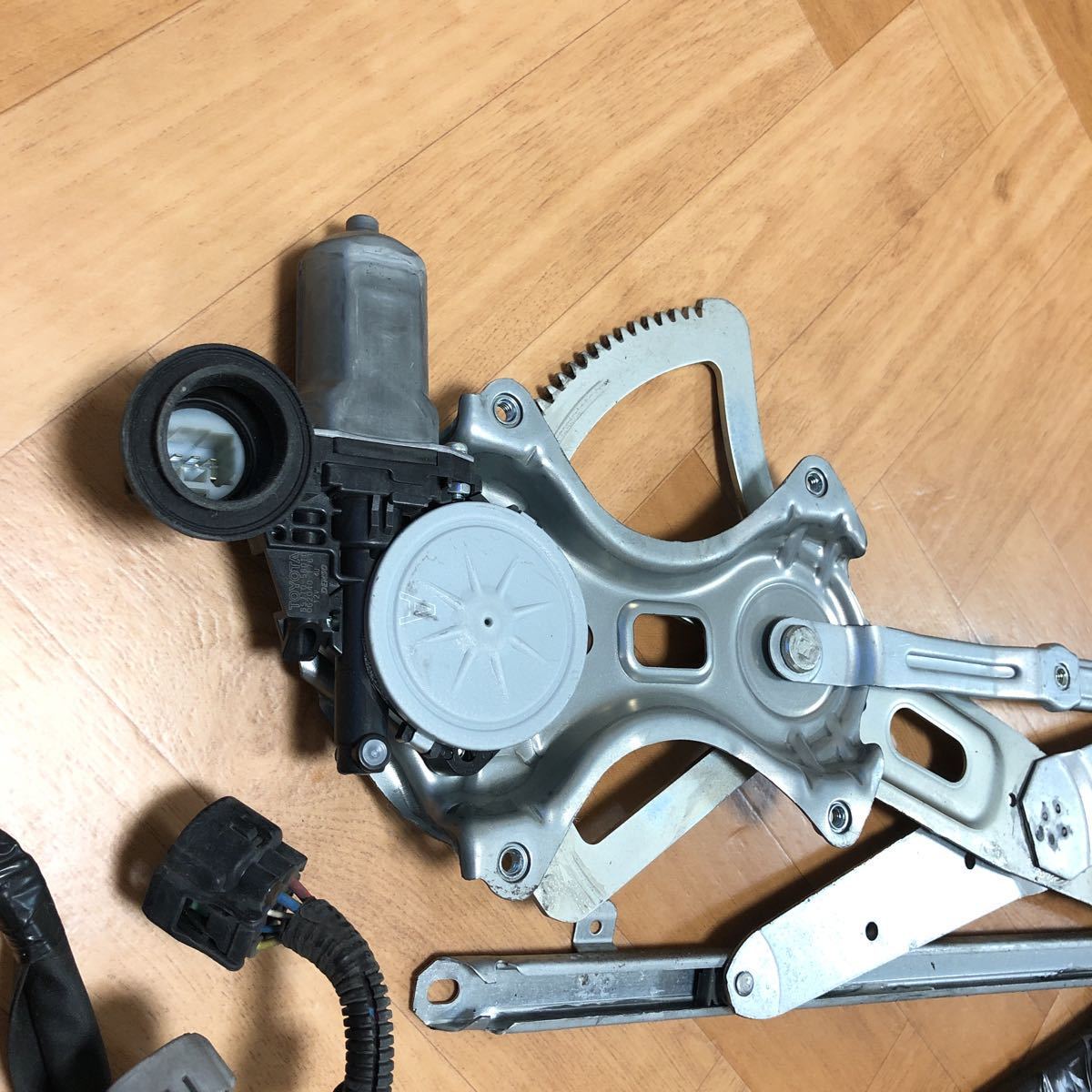 新品未使用　パワーウィンドウレギュレーター　ハイエース　アクア Amazon.co.jp: パワーウィンドウレギュレーター ハイエース