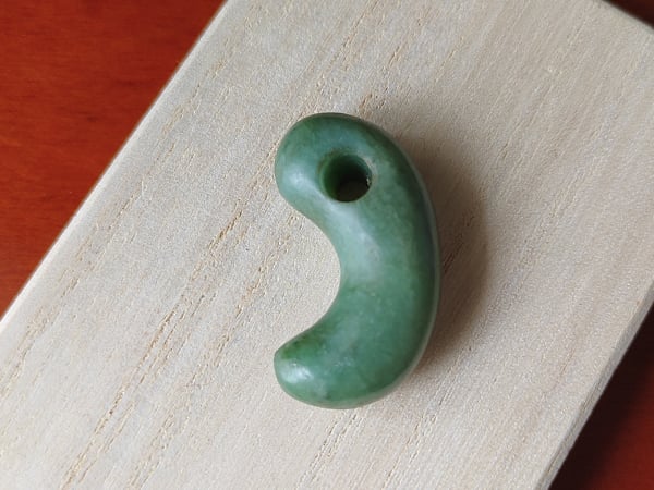 年代不明 翡翠 大珠 勾玉 出土品 糸魚川翡翠 伝 新潟県糸魚川市】古墳