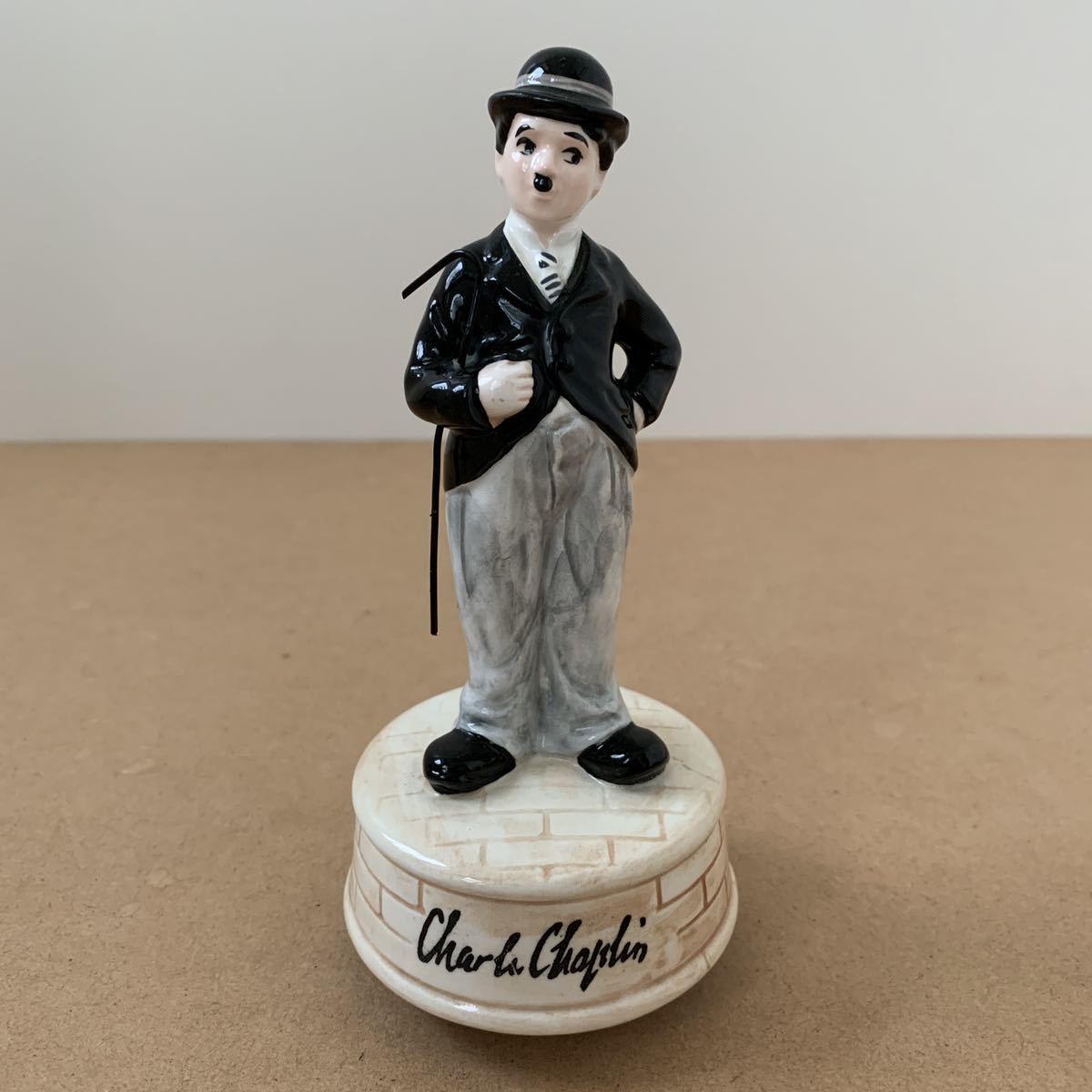 チャップリン 陶器フィギュア 約10cm チャップリン オルゴール 昭和レトロ フィギュアの落札情報詳細