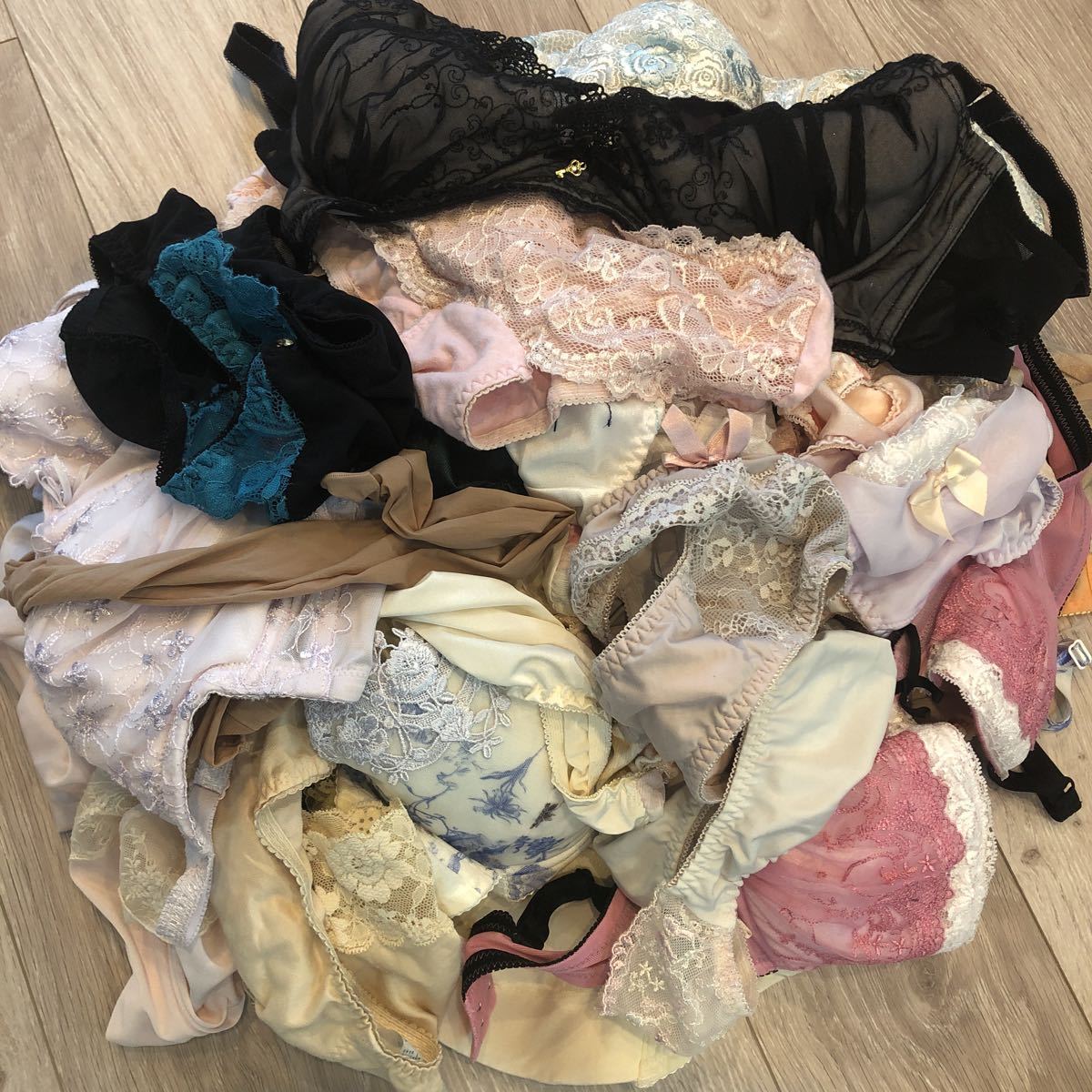 人妻　　下着 新品】処分品 ☆ ルナとママ友 ☆ 人妻達の下着 ④ ☆ 写真の全部 ☆ ブラ 17枚 パンティ 18枚 その他 ☆ シミ汚れ注意！☆ ジャンク  の落札情報詳細 - Yahoo!オークション落札価格検索 オークフリー