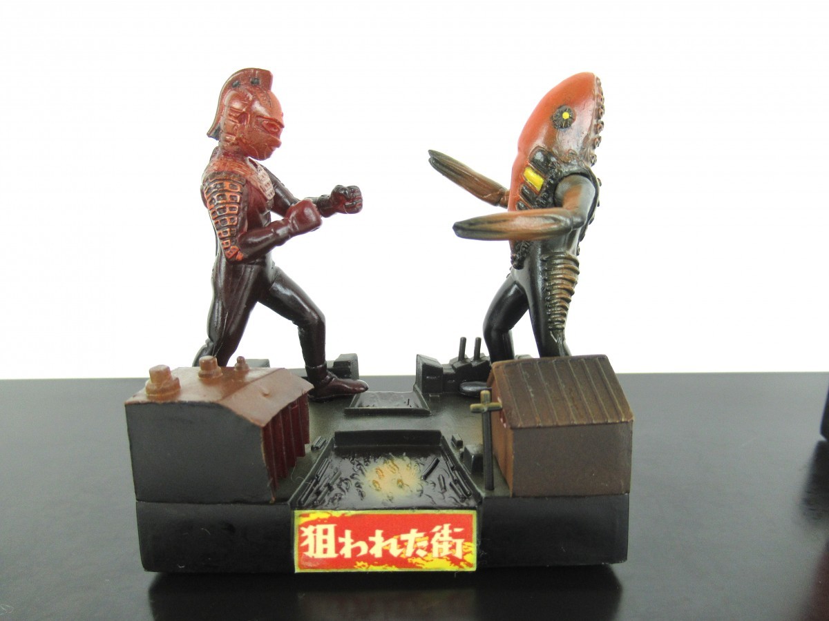 中古 まとめ フィギュア ウルトラ怪獣 名鑑 メトロン星人 狙われた街 ウルトラセブン ノーマル 夕焼けバージョン レア ケース付 0709 046 の落札情報詳細 ヤフオク落札価格情報 オークフリー スマートフォン版