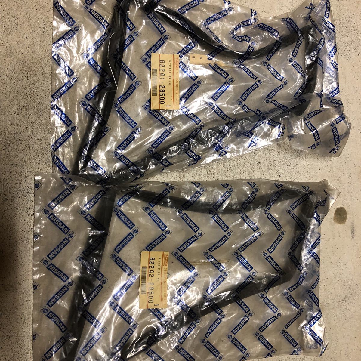新品】☆純正新品☆ハコスカ リア三角窓ガラスウェザーストリップ 左右 